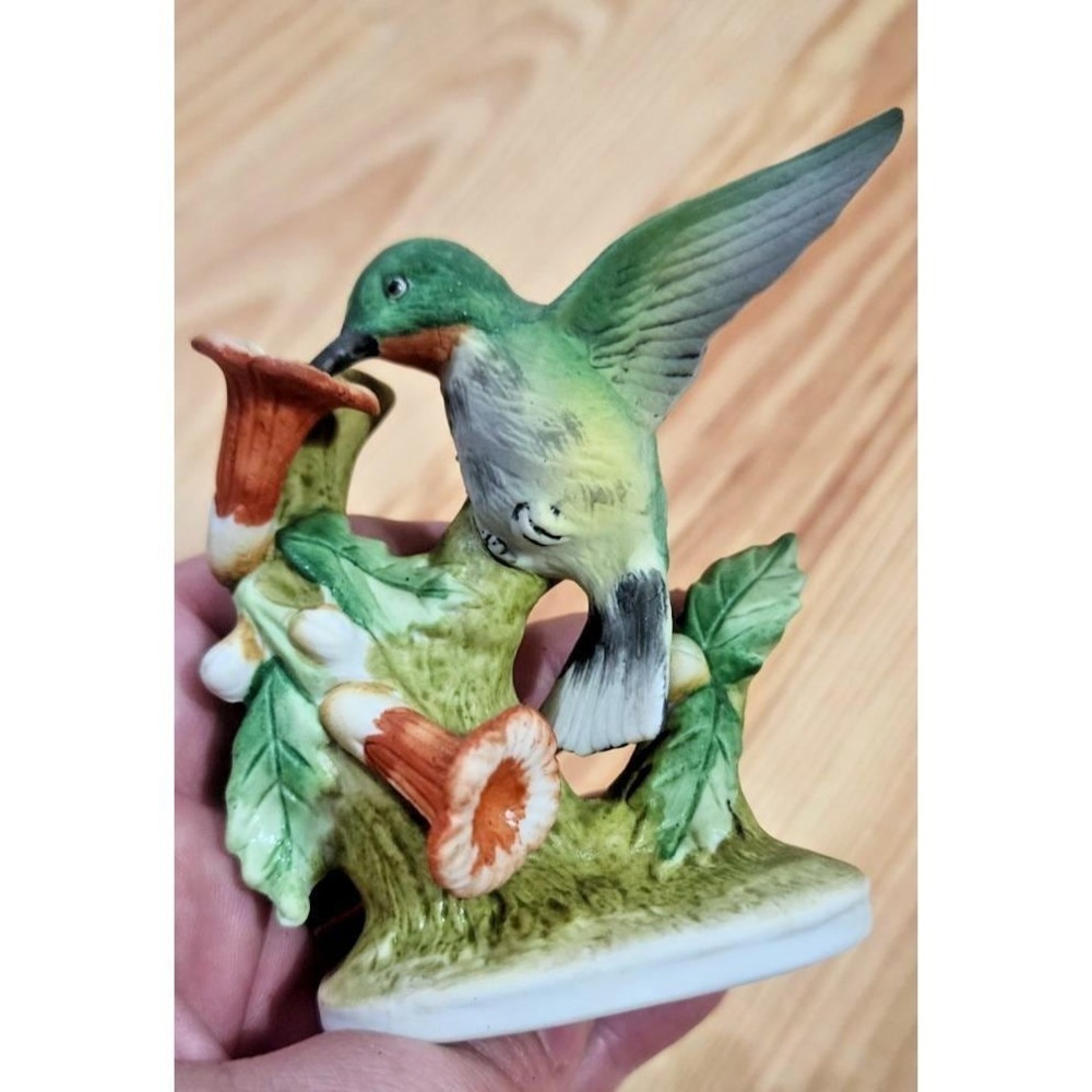 Lefton sweet little Hummingbird drinking nectarine from a flower figurine